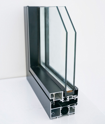 Fenêtre aluminium intégrant des profilés PVC pour la rupture de pont thermique