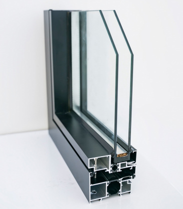 Fenêtre aluminium intégrant des profilés PVC pour la rupture de pont thermique